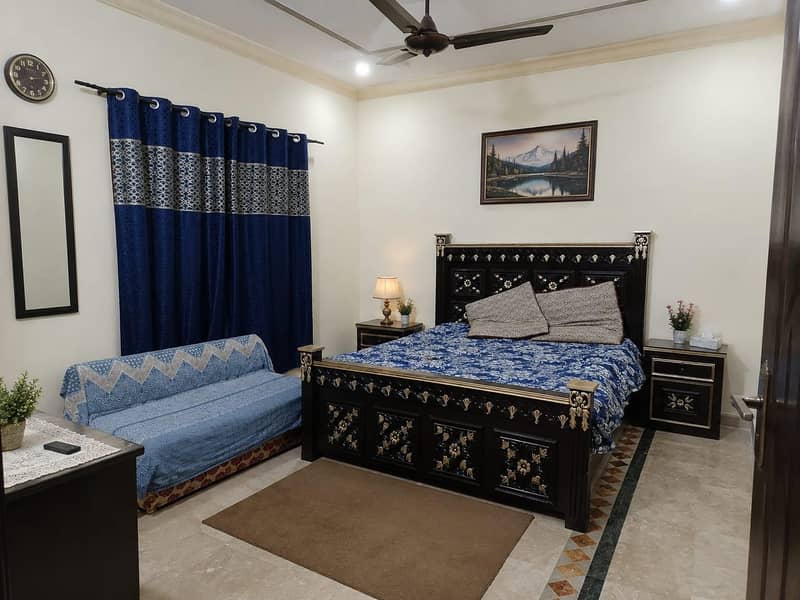 bed side table with matres 0