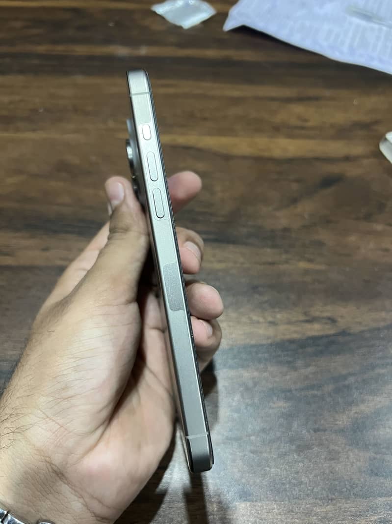 iPhone 15 Pro Max 4