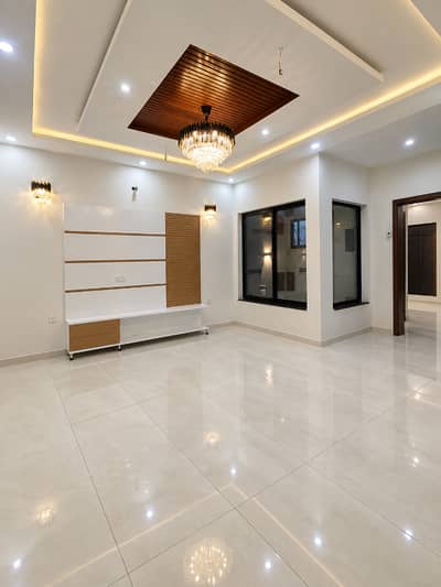 Beautiful and well-maintained 5 Marla house available