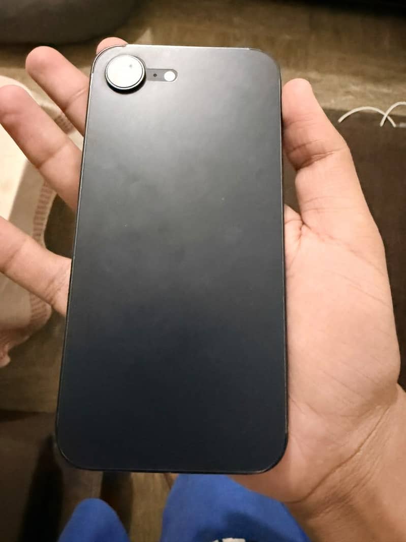 Apple iPhone 16e 1