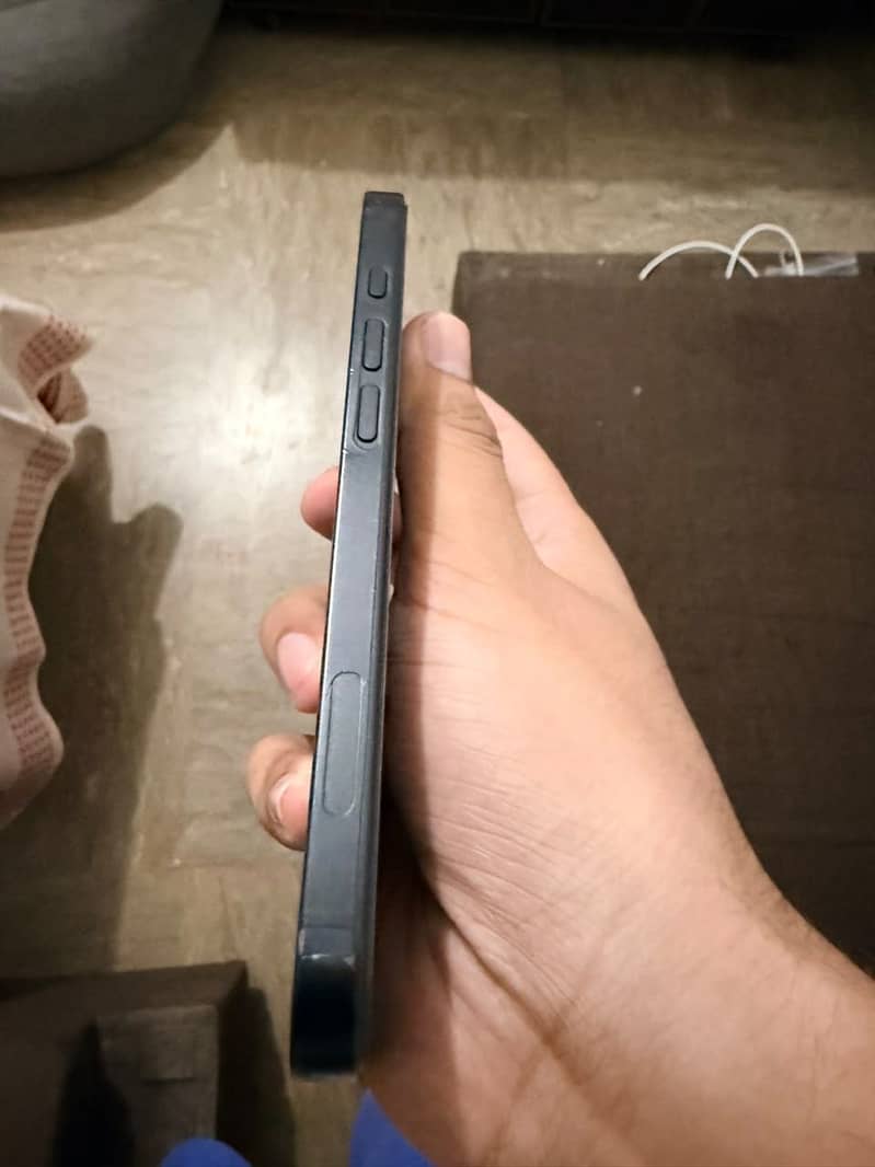 Apple iPhone 16e 2