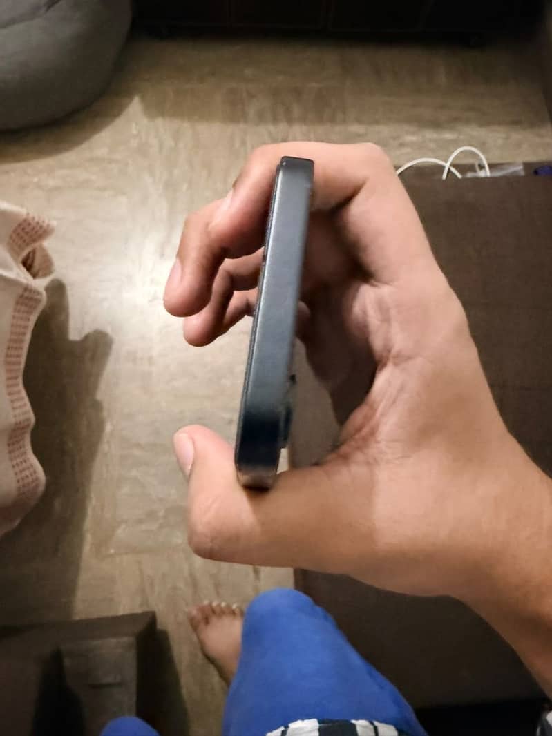 Apple iPhone 16e 3