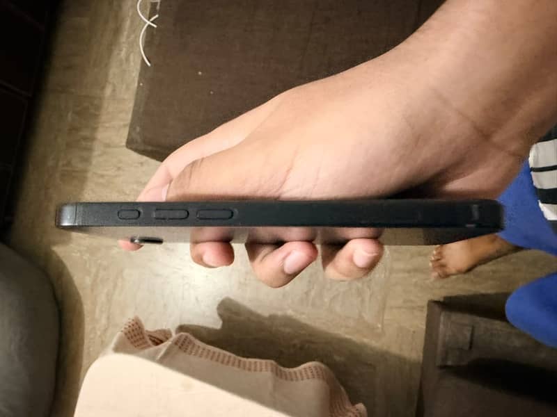 Apple iPhone 16e 4