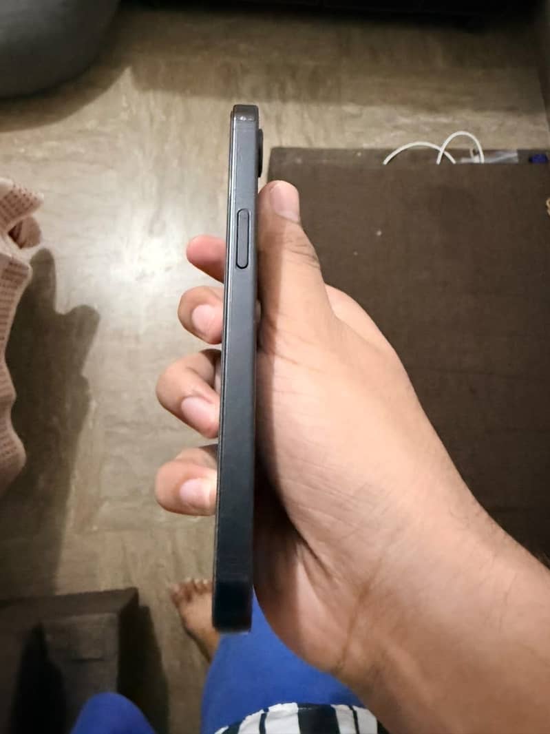 Apple iPhone 16e 5