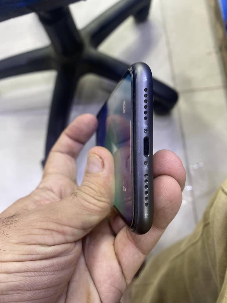Apple iPhone 11 4