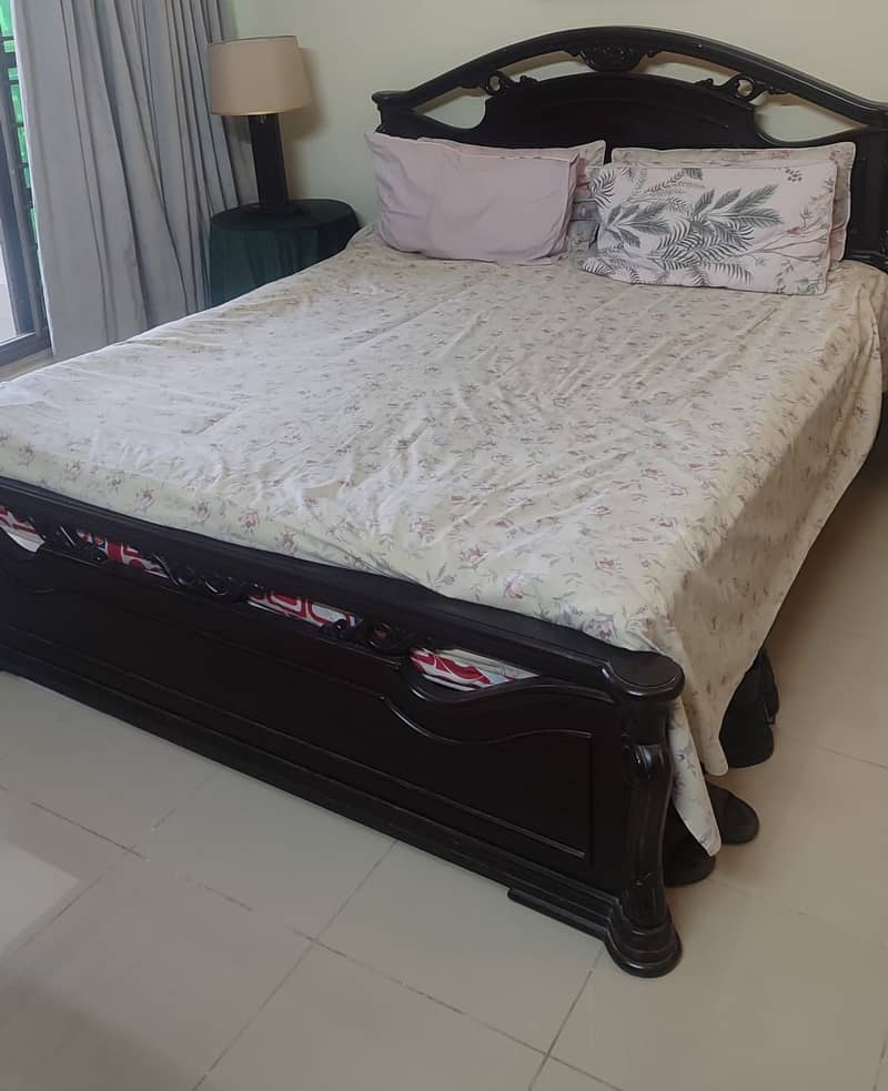 Queen Size bed 0