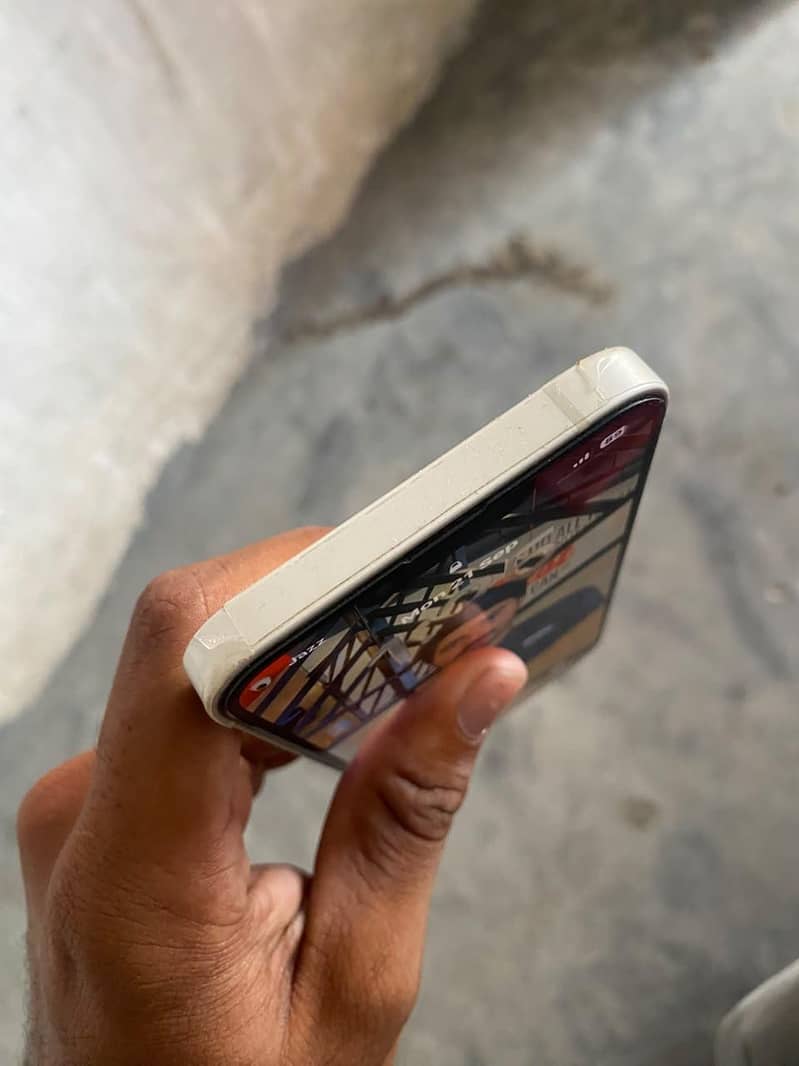 Apple iPhone 13 4