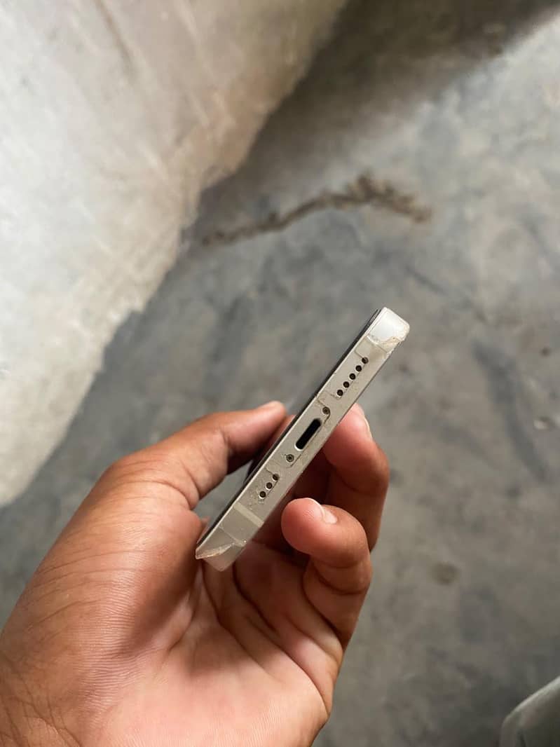 Apple iPhone 13 5