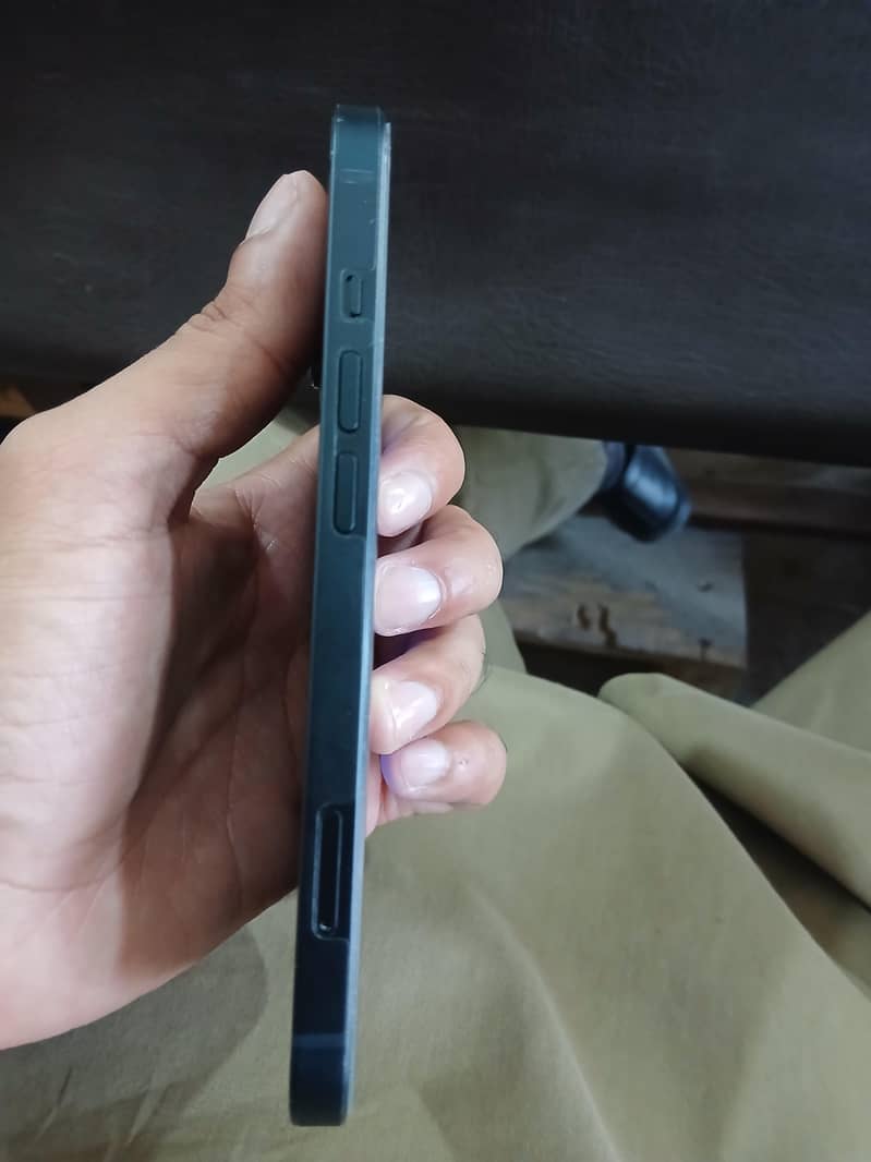 Apple iPhone 13 2