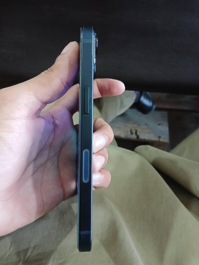 Apple iPhone 13 4