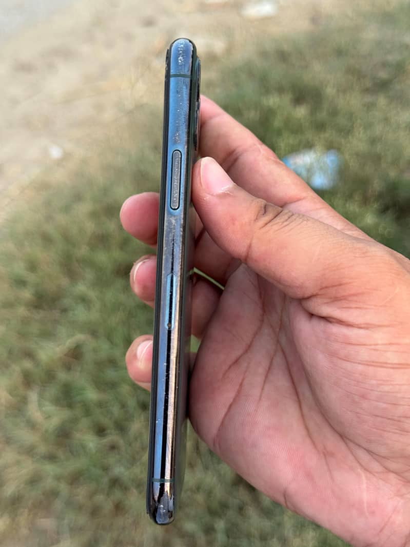 Apple iPhone 11 Pro 4