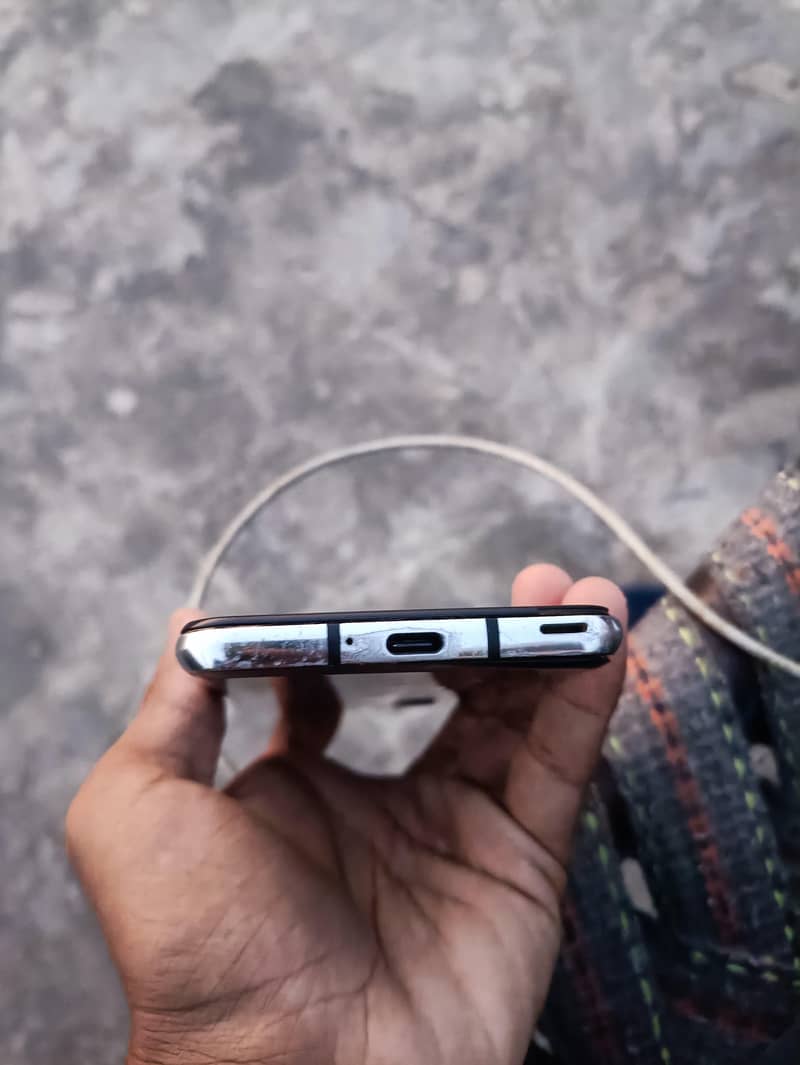 Sharp Aquos R2 4