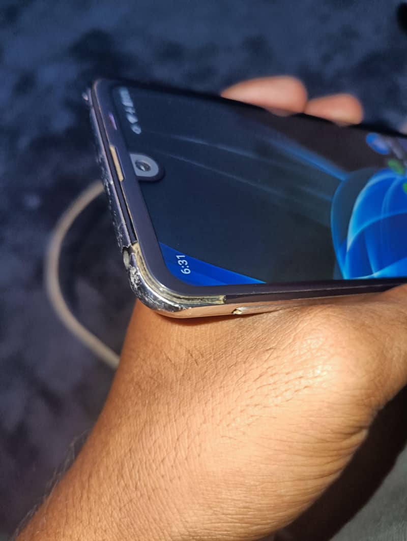 Sharp Aquos R2 5