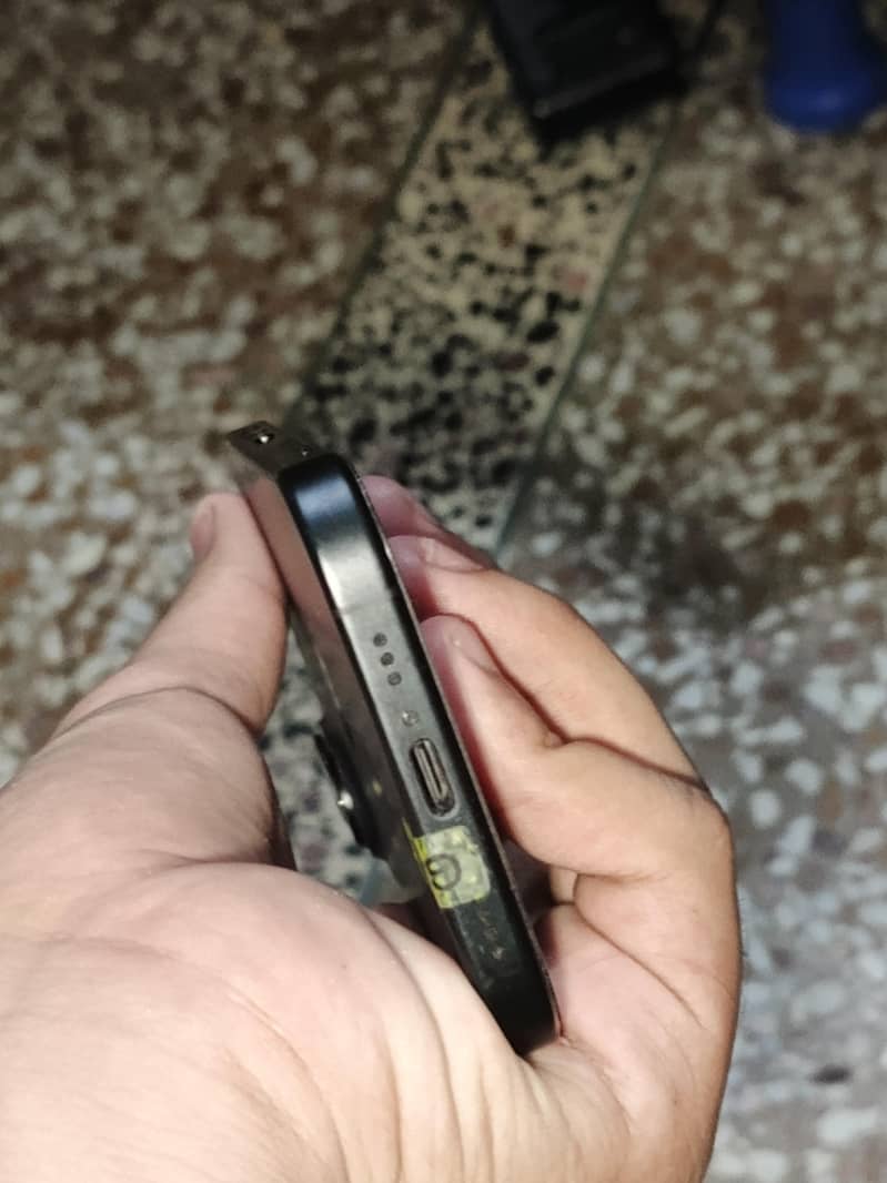 Apple iPhone 16 3