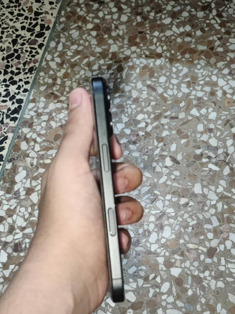 Apple iPhone 16 5