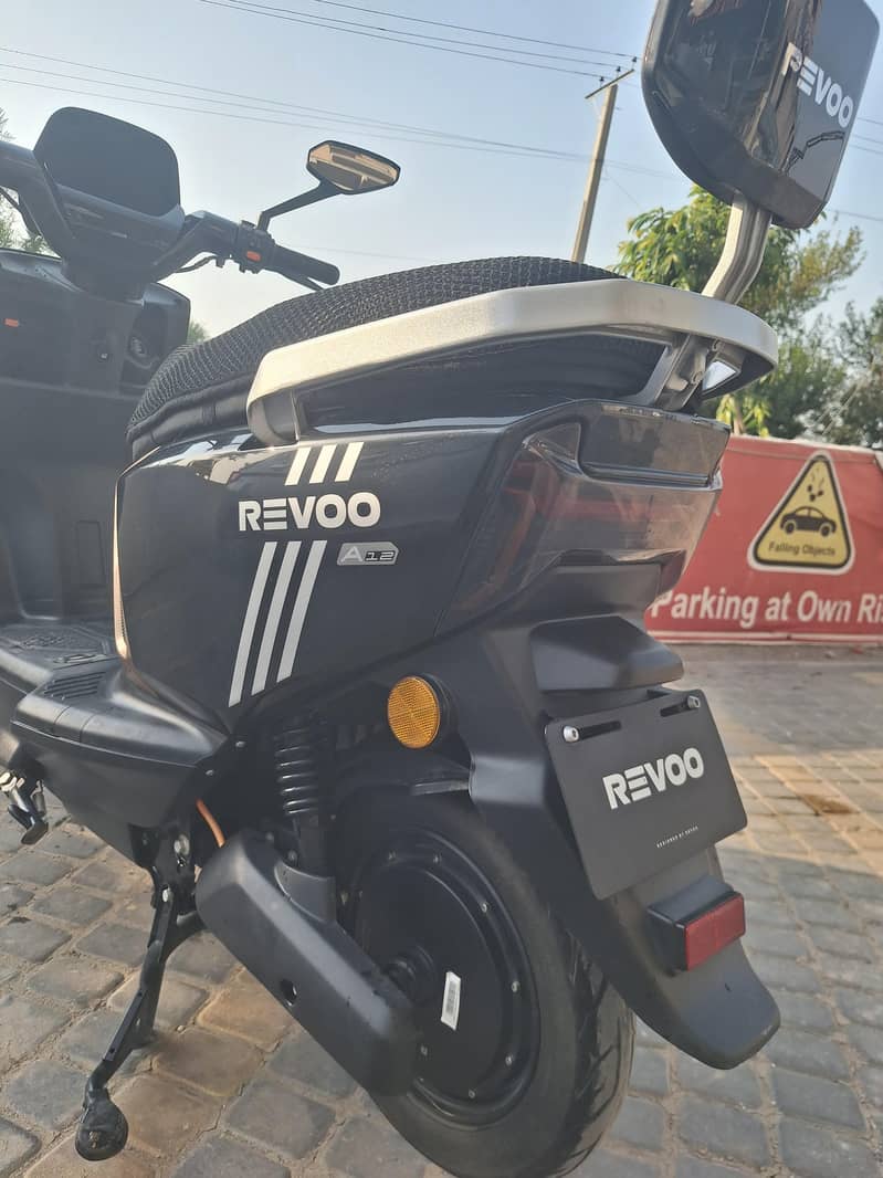 Revoo A12 2