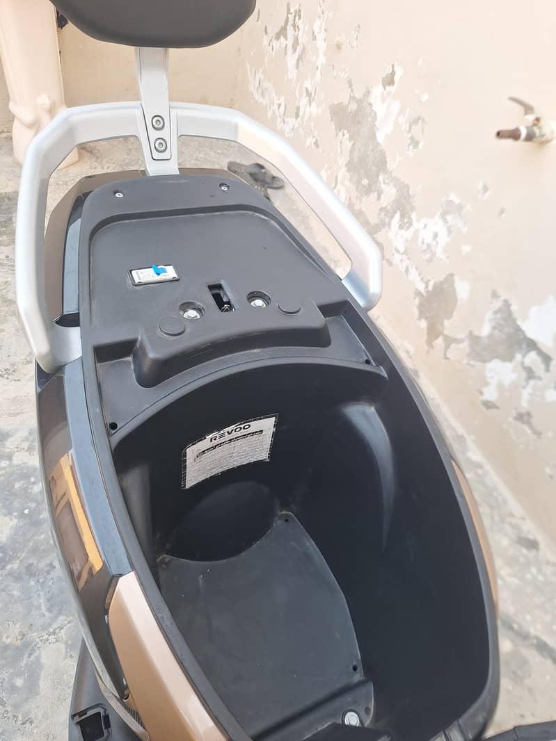 Revoo A12 14