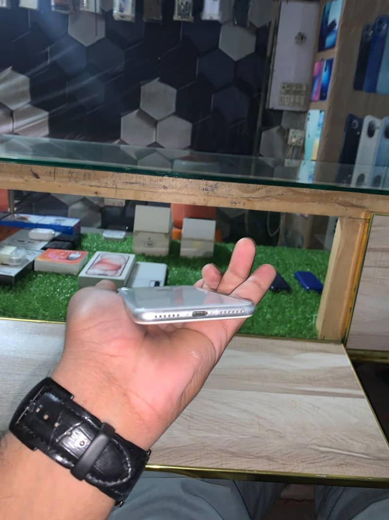 Apple iPhone 8 3