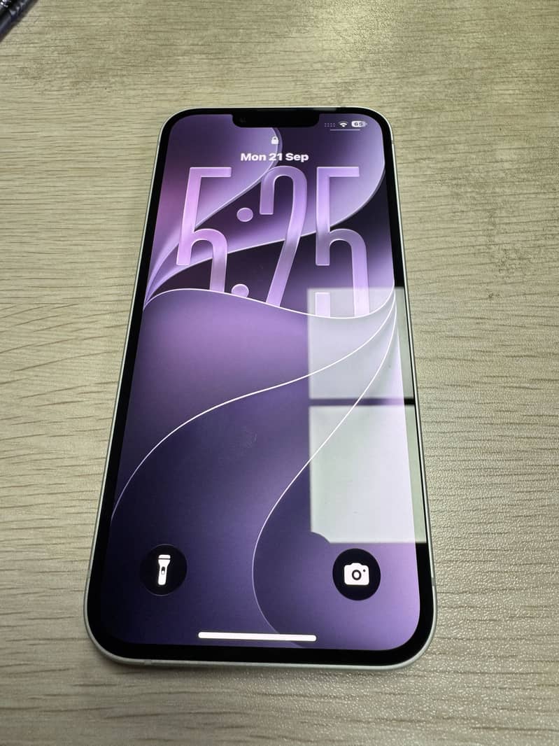 Apple iPhone 16e 5