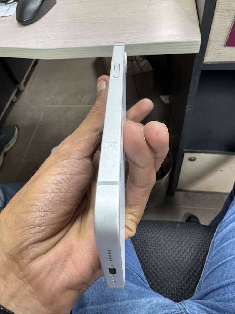 Apple iPhone 16e 6