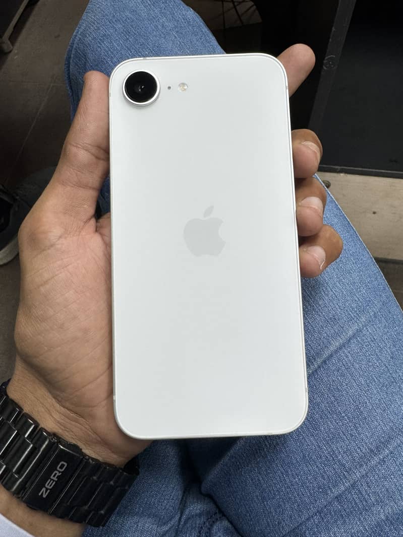 Apple iPhone 16e 7