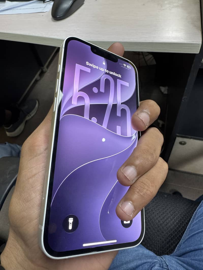 Apple iPhone 16e 8