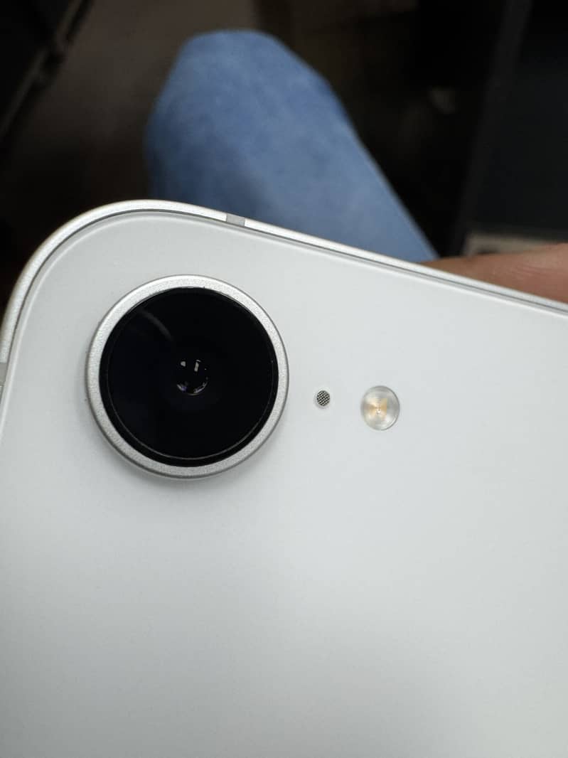 Apple iPhone 16e 10