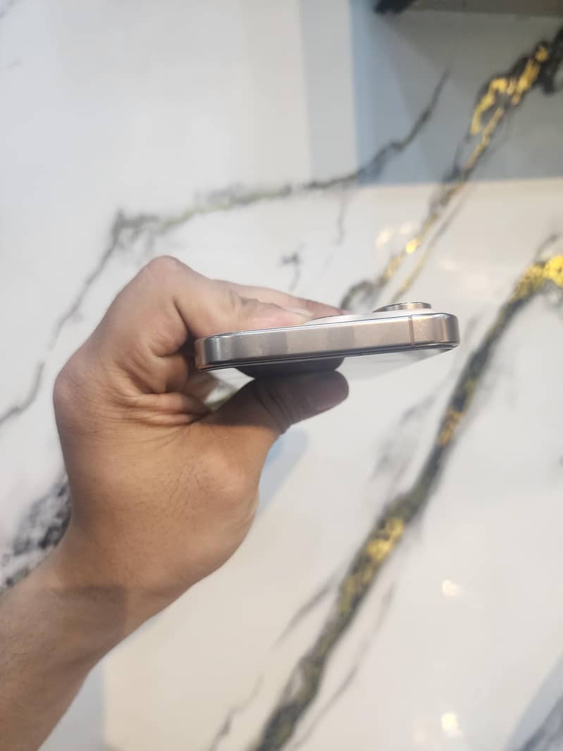 Apple iPhone 16 Pro 4
