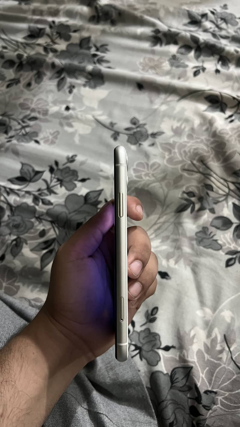 Apple iPhone 11 4