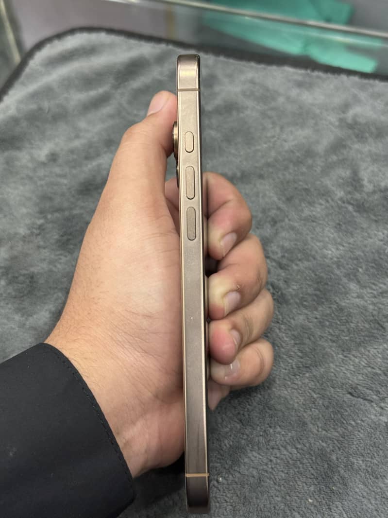 Apple iPhone 16 Pro Max 0