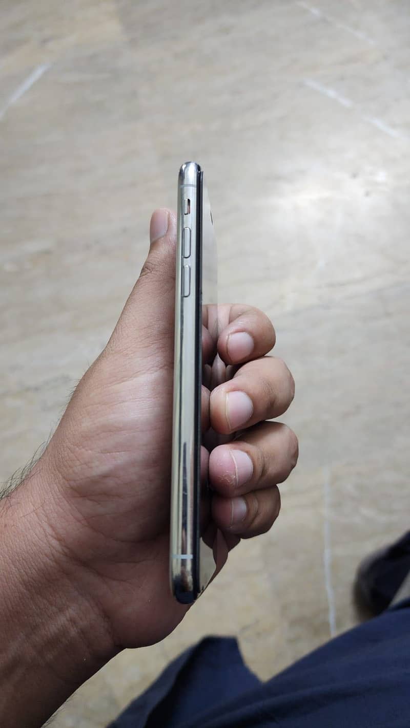 Apple iPhone X 4