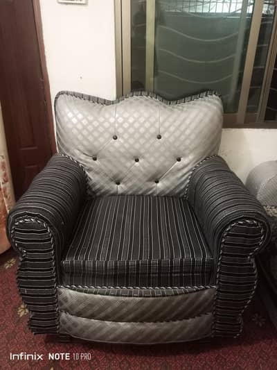 6 Seater Sofa Set (3+2+1) in Good Condition for Sale.