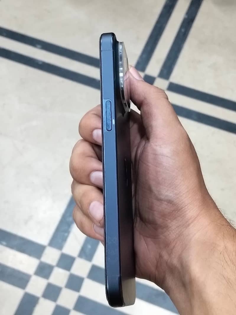 Apple iPhone 15 Pro Max 2