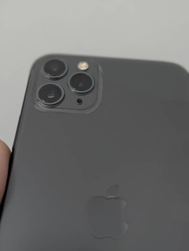 Apple iPhone 11 Pro Max 4