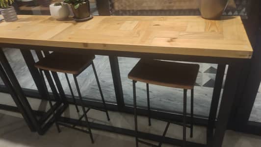 2 Bar tables with 6 stools
