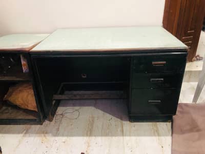 Office table in Excellent condition