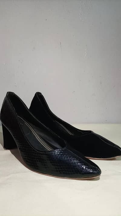 Black half velvet heels