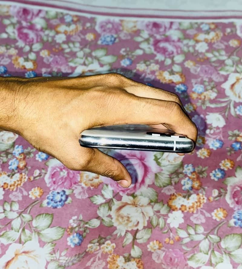 Apple iPhone 11 Pro Max 6