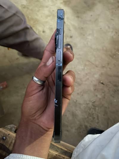 I phone 13 pro max 10 by 10 256 gb