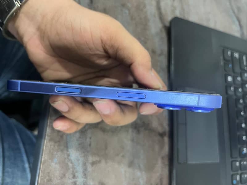 Apple iPhone 16 4