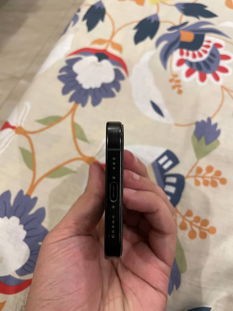 Apple iPhone 16 Pro 1
