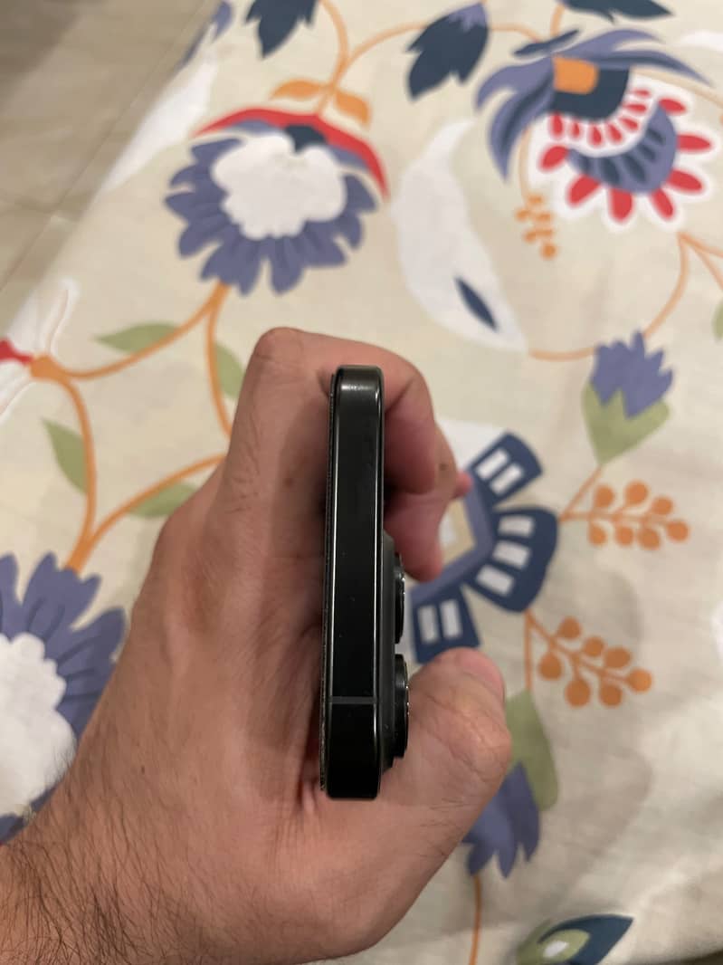 Apple iPhone 16 Pro 4