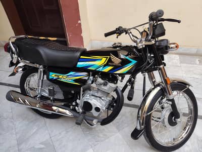 Honda 125 in lush condition.