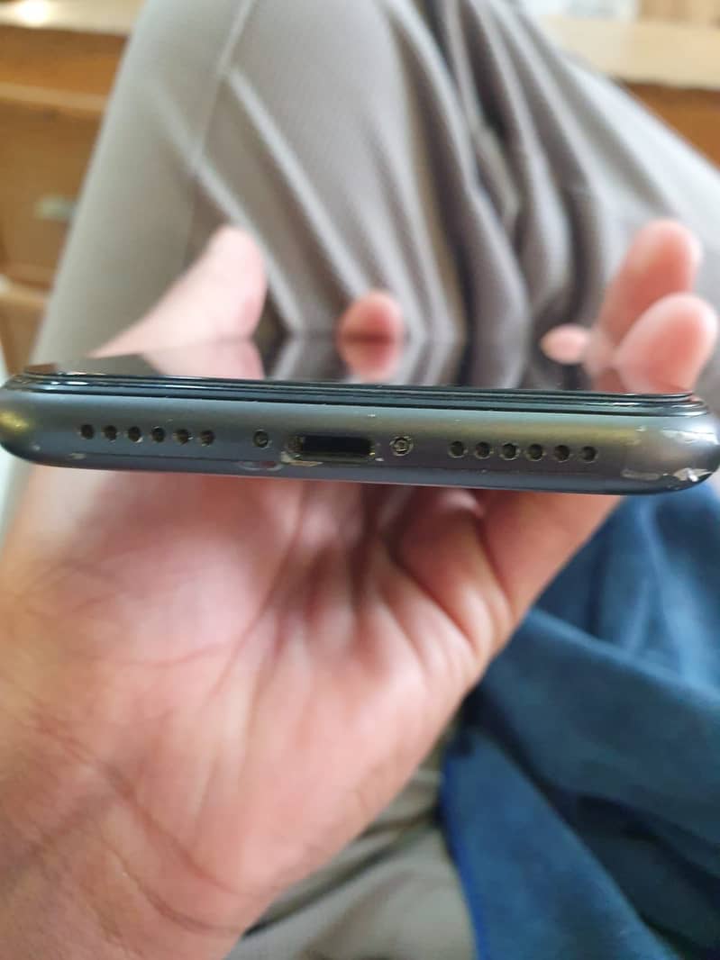 Apple iPhone 11 4