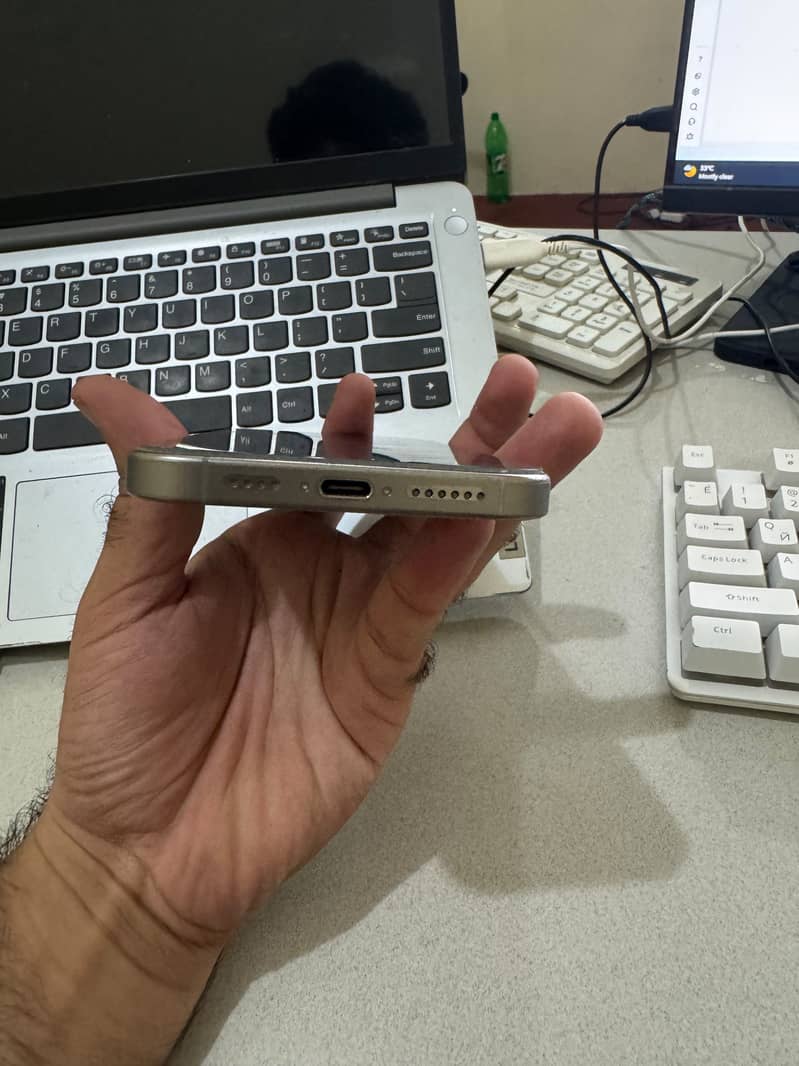 IPhone 16 Pro Max JV 4