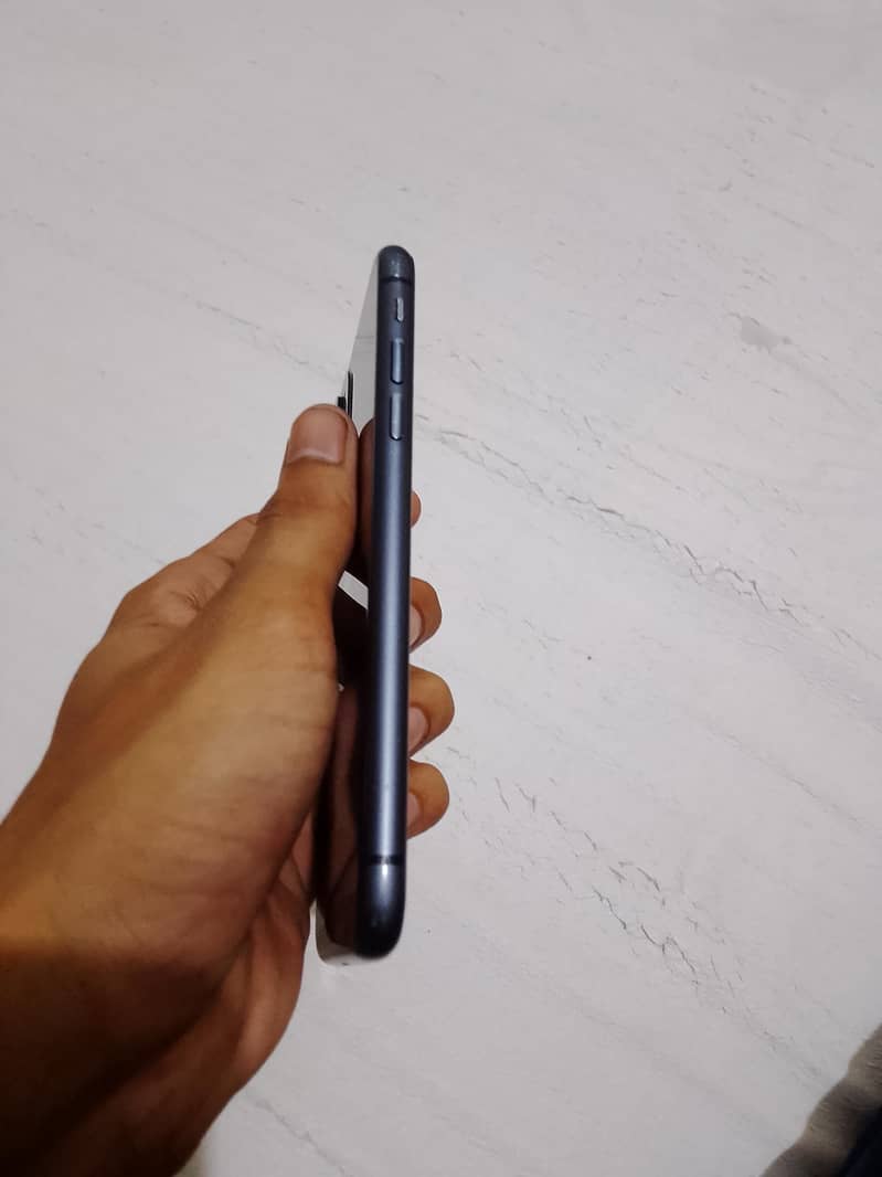 Apple iPhone 11 3