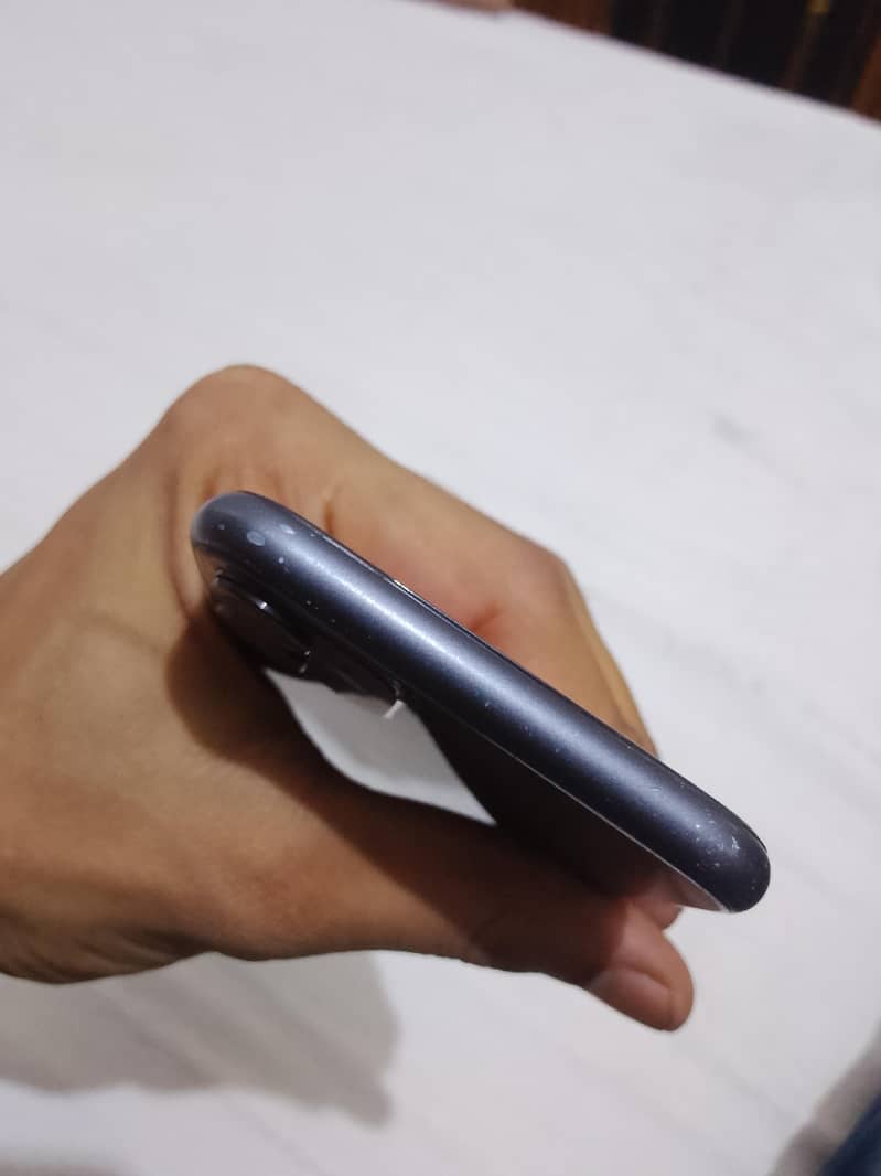 Apple iPhone 11 4