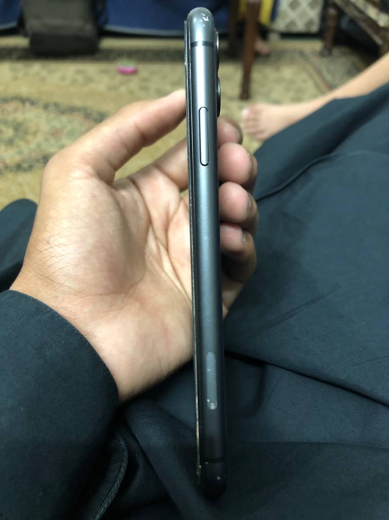 Apple iPhone 11 4