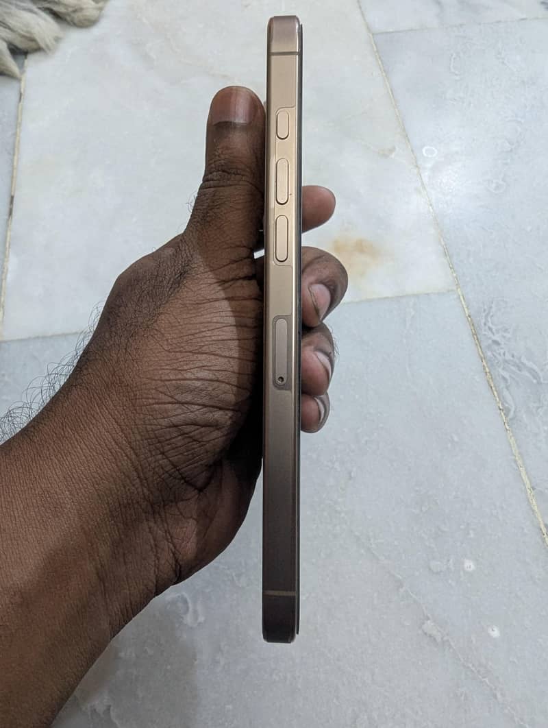 Apple iPhone 16 Pro Max 4