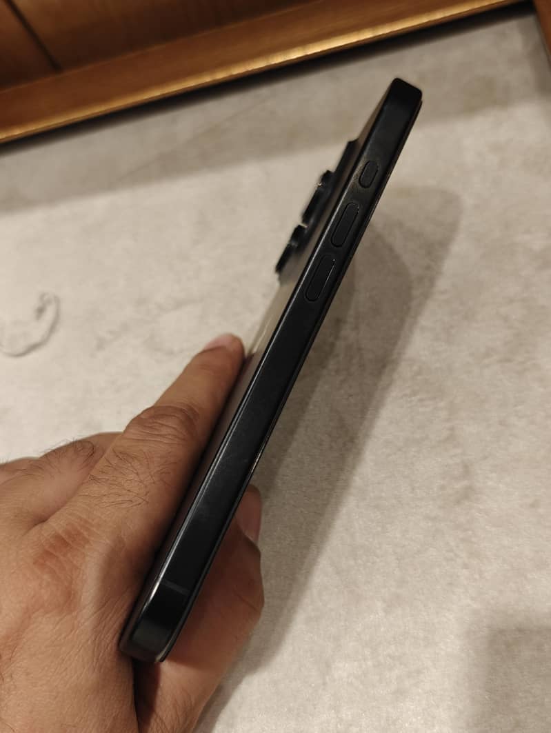 Apple iPhone 16 Pro 2